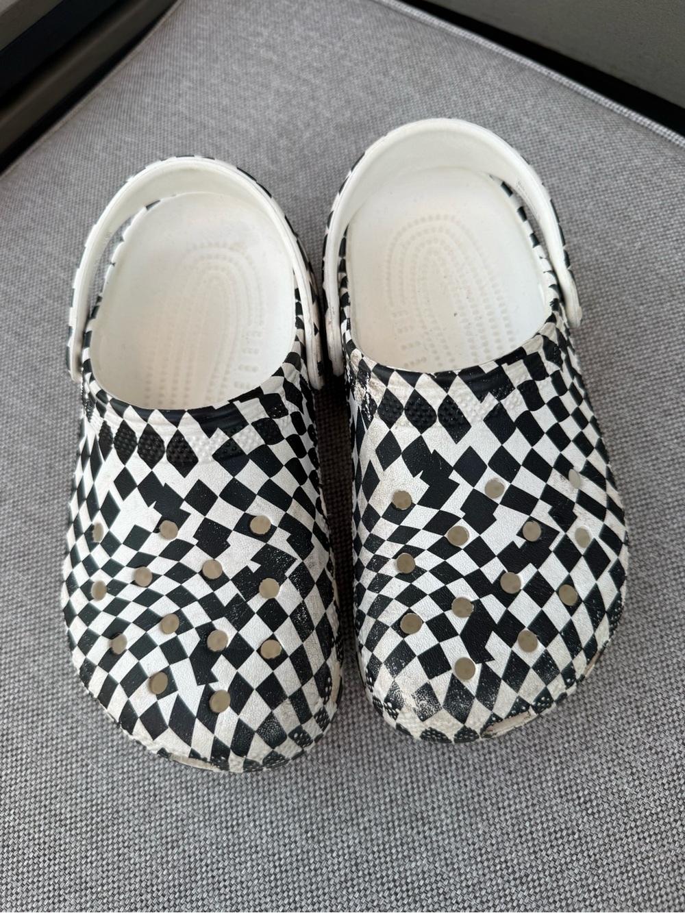 Kids Checkered Crocs J1